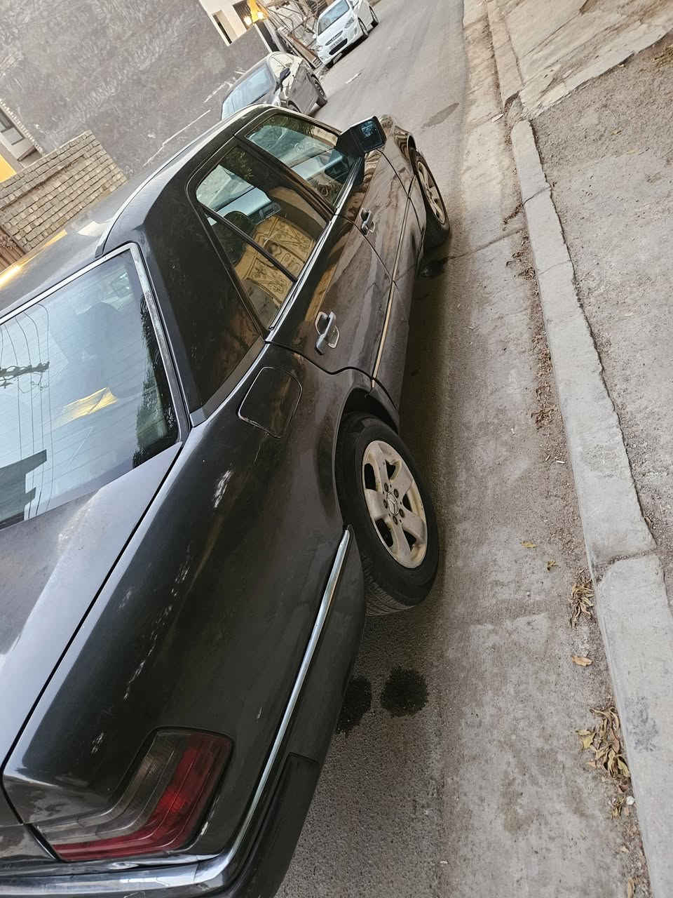 مارسيد دب 1987 اصل اخذتها مشروع تعمير
محور محرك vvt 2500 v6  نكرة سلف مصبوغة عام كير مكينة خير من اللّه شلعة ومعدل السيارة.
بيها نواقص تبريد غاز الكمبريسر موجود صدر امامي نص عمر abs مشتغل الكلوب بيه مشكلة كهربائية بسيطة
داخلية السيارة مثل ماموضح بالصور المقعد الامامي متضرر والداخلية مالتها كاعدة يحتاجلها ترتيبات بسيطة السلايد شغال طكتين نقصه السجة تتبدل فقط
الكشر جراد بيه اثر الشمس والمي بالشارع متوقفة جانت.
✅ السعر 35 ورقة والكل يعرف اسعار خواتها الجاهزة بيش.
📍 العنوان بغداد الدورة...***********
