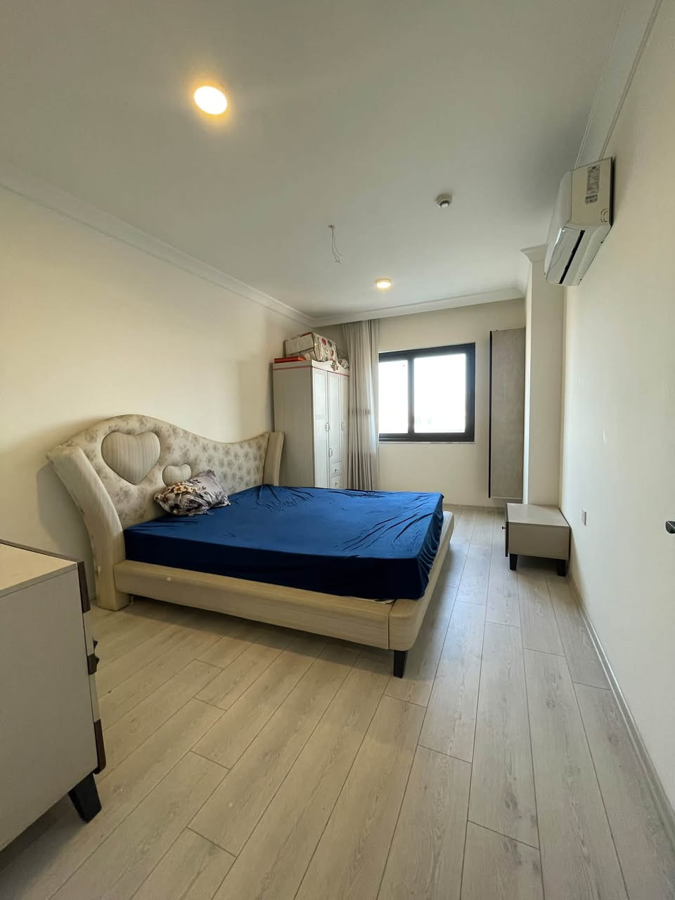 🏠 شقة للبيع في رونا تاور (Rona Tower)
فرصة ذهبية للاستثمار أو السكن في واحد من أحدث وأرقى المشاريع المعمارية في أربيل!
مواصفات الشقة:
 النوع: غرفة نوم وصالة (1+1)
 المساحة: 79 متر مربع
 التصميم: عصري ومستغل بشكل ممتاز لتوفير أعلى درجات الراحة
 المميزات: إضاءة طبيعية ممتازة وتشطيبات عالية الجودة
خدمات البرج:
 نظام حراسة وكاميرات مراقبة على مدار 24 ساعة
 موقف سيارات خاص (باركينج)
 مصاعد حديثة وسريعة
 موقع مميز وقريب من جميع الخدمات الأساسية
الموقع: أربيل - طريق كركوك

📞 للمزيد من التفاصيل والاستفسار:
رقم الهاتف: ***********
واتساب / فايبر: ***********
