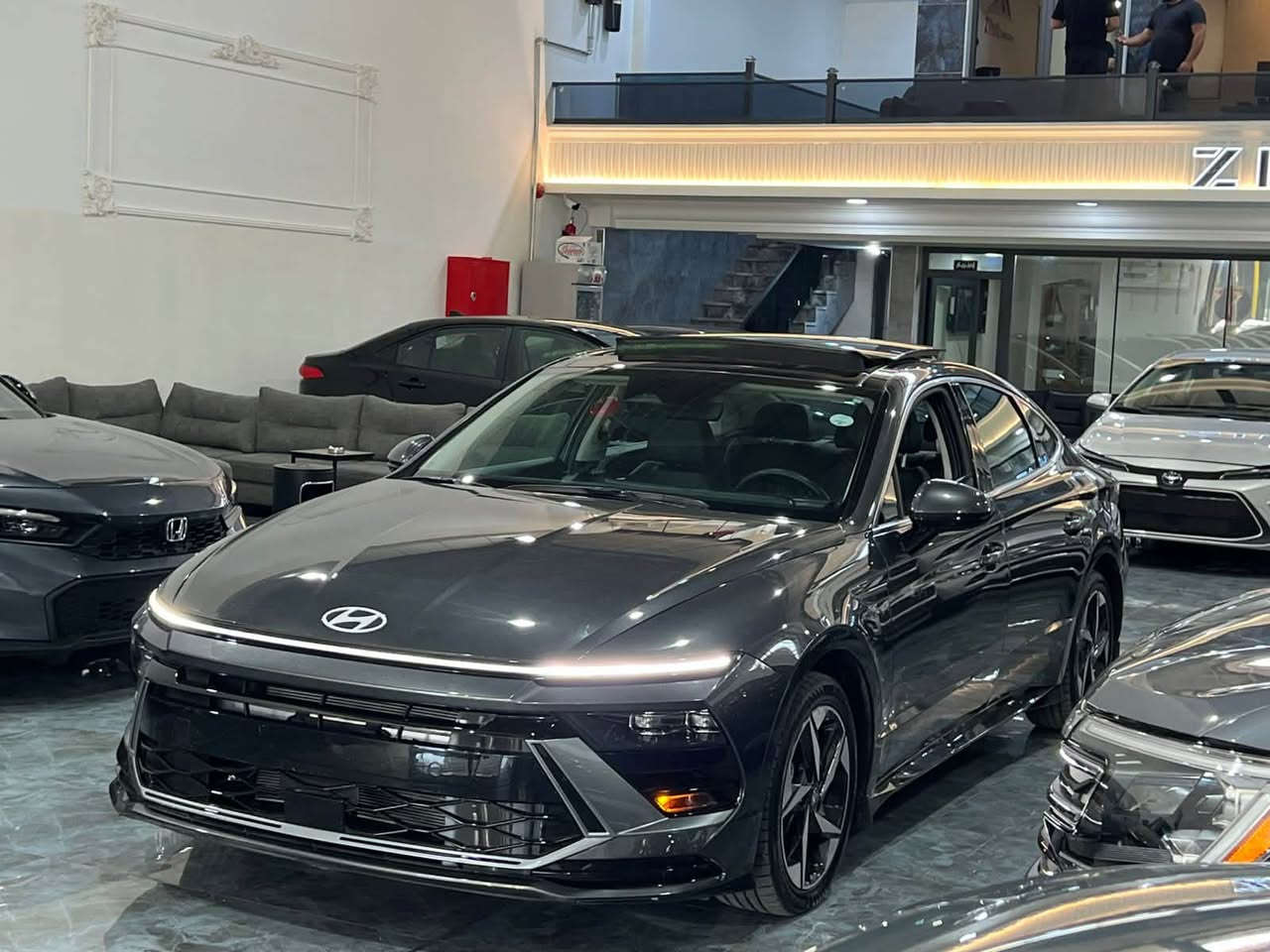 Hyundai Sonata 2025 Preferred Trend
سعر کلش مناسب 
صور حادث موجودە 
مواصفات كندية

✅ محرك 2.5 لتر 4 سلندر اقتصادي وقوي
✅ ناقل حركة أوتوماتيك 8 سرعات
✅ شاشة معلومات وترفيه كبيرة و بانوراما 
✅ دعم Apple CarPlay و Android Auto
✅ تشغيل بصمة (Smart Key) وزر تشغيل
✅ رادار أمامي ونظام المحافظة على المسار
✅ كروز كنترول ذكي (Adaptive Cruise Control)
✅ حساسات أمامية وخلفية
✅ كاميرا خلفية
✅ مقاعد مدفأة
✅ مقود (ستيرن) مدفأ
✅ فتحة سقف بانوراما
✅ إضاءة LED أمامية وخلفية
✅ شاحن لاسلكي للموبايل
✅ نظام مراقبة النقطة العمياء
✅ نظام التحذير من الاصطدام الأمامي
✅ جنوط ألمنيوم رياضية
✅ مكيف أوتوماتيك مزدوج التحكم
✅ دخول ذكي بدون مفتاح

🔹 السيارة كلش نظيفة
🔹 بيها فقط نص الجاملخ الأمامي الأيمن صبغ بدون دواخل
🔹 دخول جديد
🔹 تگدر تترقم إقليم
🔹 السيارة موجودة في دهوك

📞 للمزيد من المعلومات:
***********
