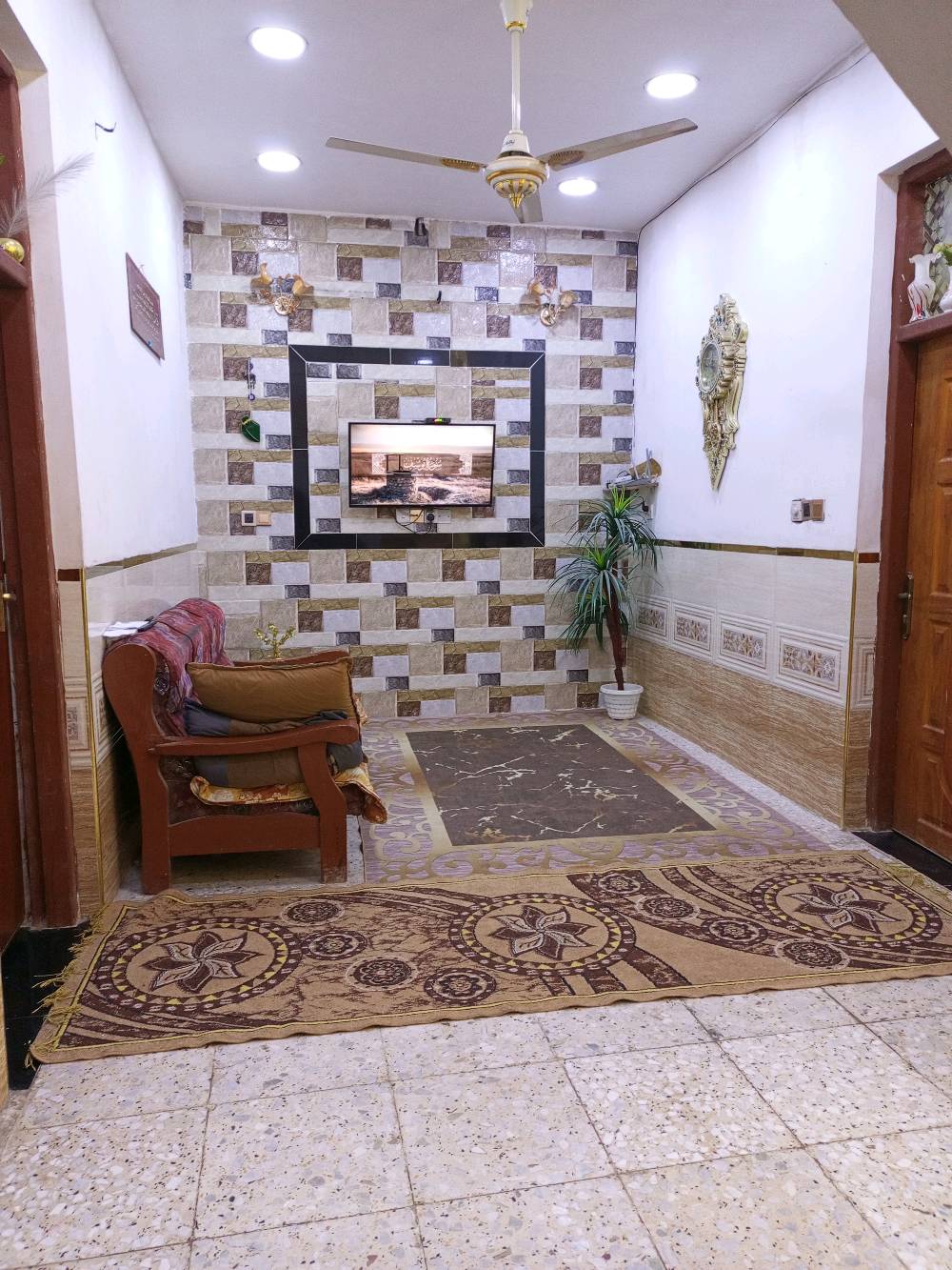بيت للبيع مساحته 100 متر زراعي مربع مكانه بلامين الثانيه السده الثانيه ع صعده قريب من المدرسة الاهليه در السلام يحتوي ع صاله واستقبال ومطبخ وغرفه وباقي الخدمات للتواصل خاص او ع رقم ***********