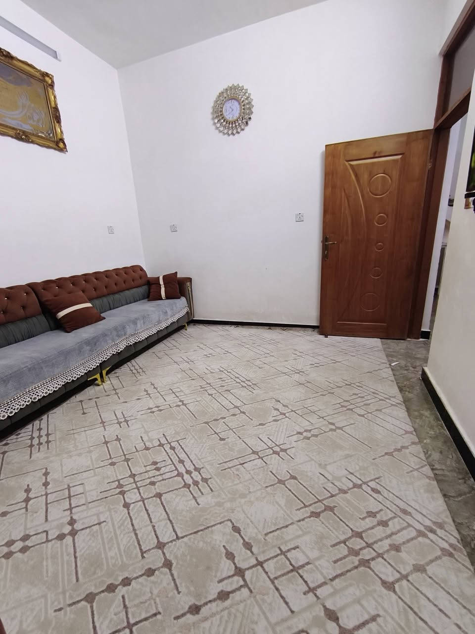 السلام عليكم مشتمل للبيع الراشديه  باب الحاره 
المساحه 51   طابو زراعي سند 25 يحتوي على هول وصاله ومطبخ وصحيات وبيتونه لبيت كامل وحديث 2024   الاستفسار خاص او  الاتصال  ***********
