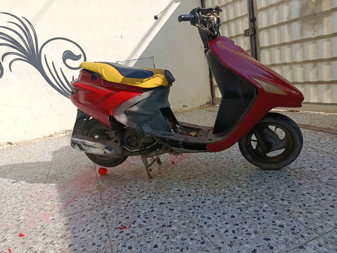 سلام عليكم دراجه فراشه فحل كامله كفرات وكلوبات مكينه مامفتوحه نشطه دراجه  سعره 150وبيه مجال مكانه دوانيه حي زهره ***********
