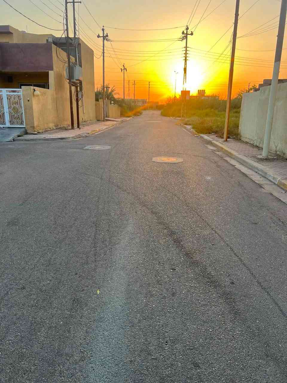 السلام عليكم بيت للبيع في منطقة التجارة قرب جامع سعدية العاني البيت 125 متر ملك صرف البيت جديد يحتوي على 4 نوم 3 حمام وصالة ومطبخ وكراج سيارة للاتصال ‭***********‬
