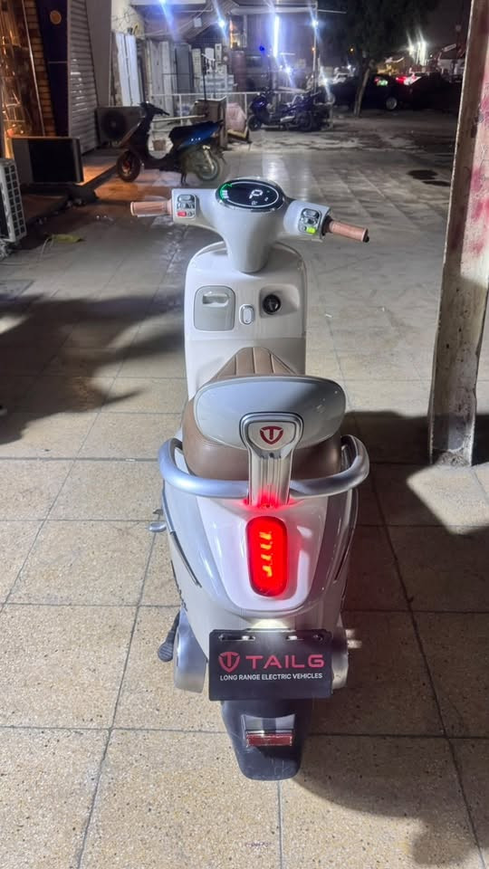 السلام عليكم دراجه كلاسك المفقوده من السوق شحن من شركة تايلج
المواصفات 
ملف 1500 w
بطاريات 6 
امبير 26 كرافين شركة شلوي
بريك امامي خلفي دهن نظام عنبار
قياس التاير الامامي 3.00-10
الخلفي 3.50-10
تشغيل عن بعد سويج وبصمه 
السعر 900 
***********
