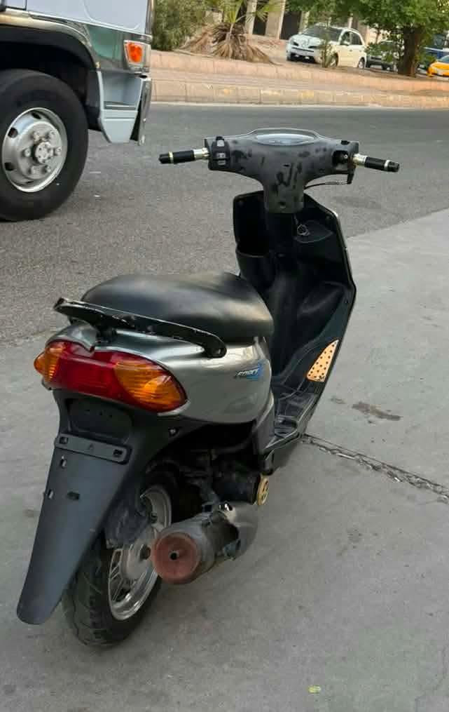 سعره 600 بيه مجال مكان دراجة كركوك حي عسكري قريب جامع معراج لاستفسار 📞 اتصل ع رقم ***********

نص مكتوب في الصور:
- تظهر في الصورة دراجة سكوتر من نوع ياماها جوج (Yamaha Jog)، وتحديداً بفئة "جوج 100 سي سي" (Jog 100) الشهيرة في الأسواق المحلية والتي تُعرف أحياناً بـ "ماكس" أو "قجمة". تتميز بلونها الفضي مع ملصقات "FORCE X" ومسند جانبي ملون.