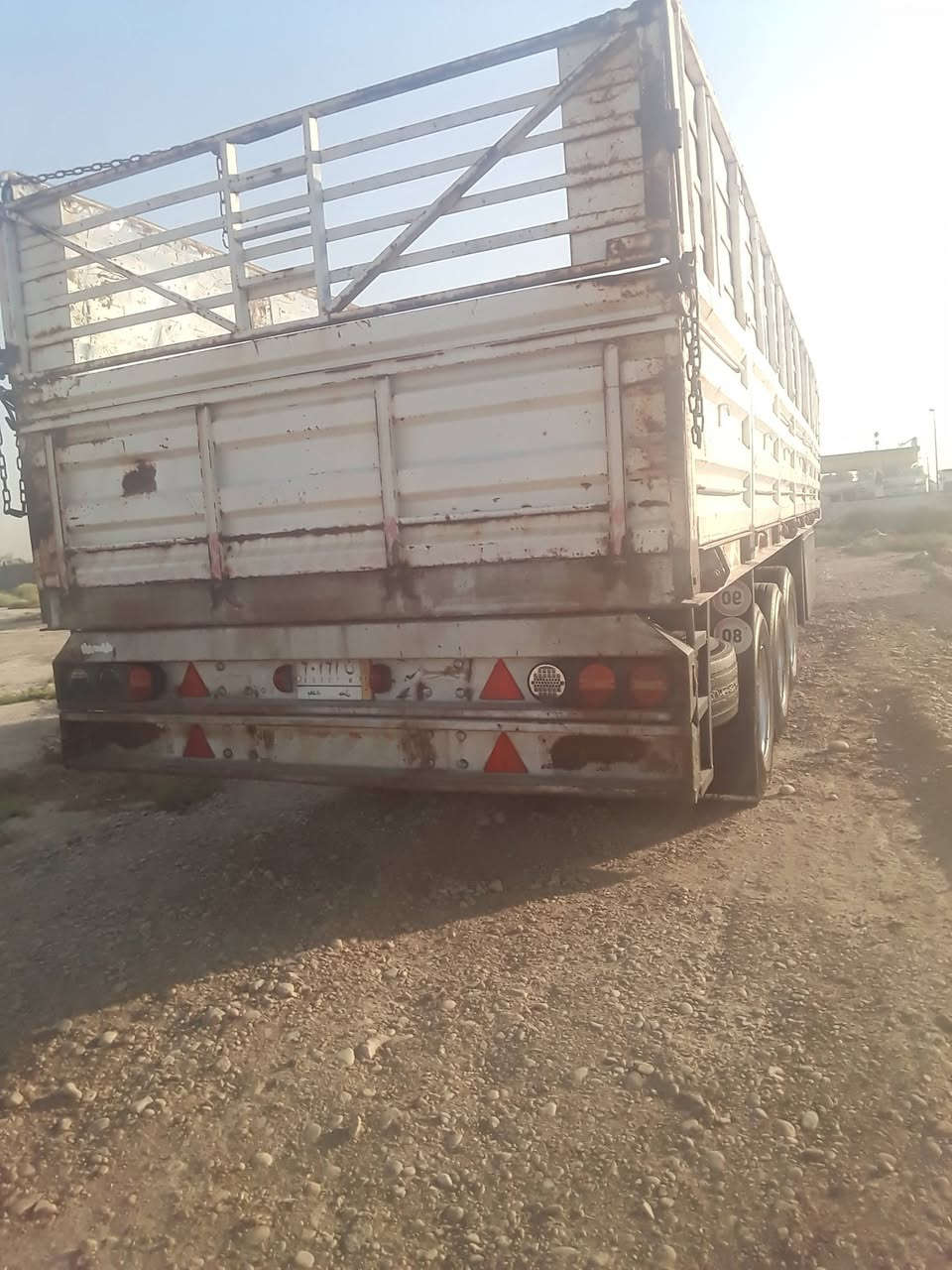 عربانه للبيع حداديه شاصي ١٤ ثلاثه محاور دناكير صيني جدد تغم تاير ناعم  طول ١٢ ونص الاتصال ***********واسط السعر ٩٠ وبيهه مجال
