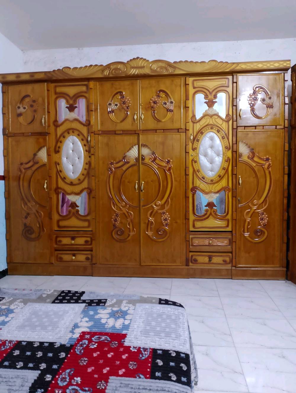 بغداد ابو اغريب الزيدان
شنو قياسات السرير والدولاب والتسريحة بالضبط حتى أتأكد تناسب الغرفة؟: 
ماعرف ولله 
الغرفة من أي ماركة أو شنو اسم/نوع الموديل إذا تعرفه؟: 
حطاطه
توجد أي خدوش، تلف، أو ضعف بالمفاصل والأبواب لو كلها سليمة؟: 
استعماله كلش قليل 
وين موقعك بالضبط بالمحافظة/المنطقة؟ وهل التوصيل متوفر لو الاستلام من المكان فقط؟: 
بغداد ابو اغريب الزيدان 
السعر شكد؟ وهل بيه مجال للتفاوض أو تريد بيعه نهائي؟: 
500وبه مجال