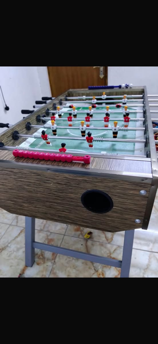 طاولة فوتبول • خشب ثكيل • نظيفة