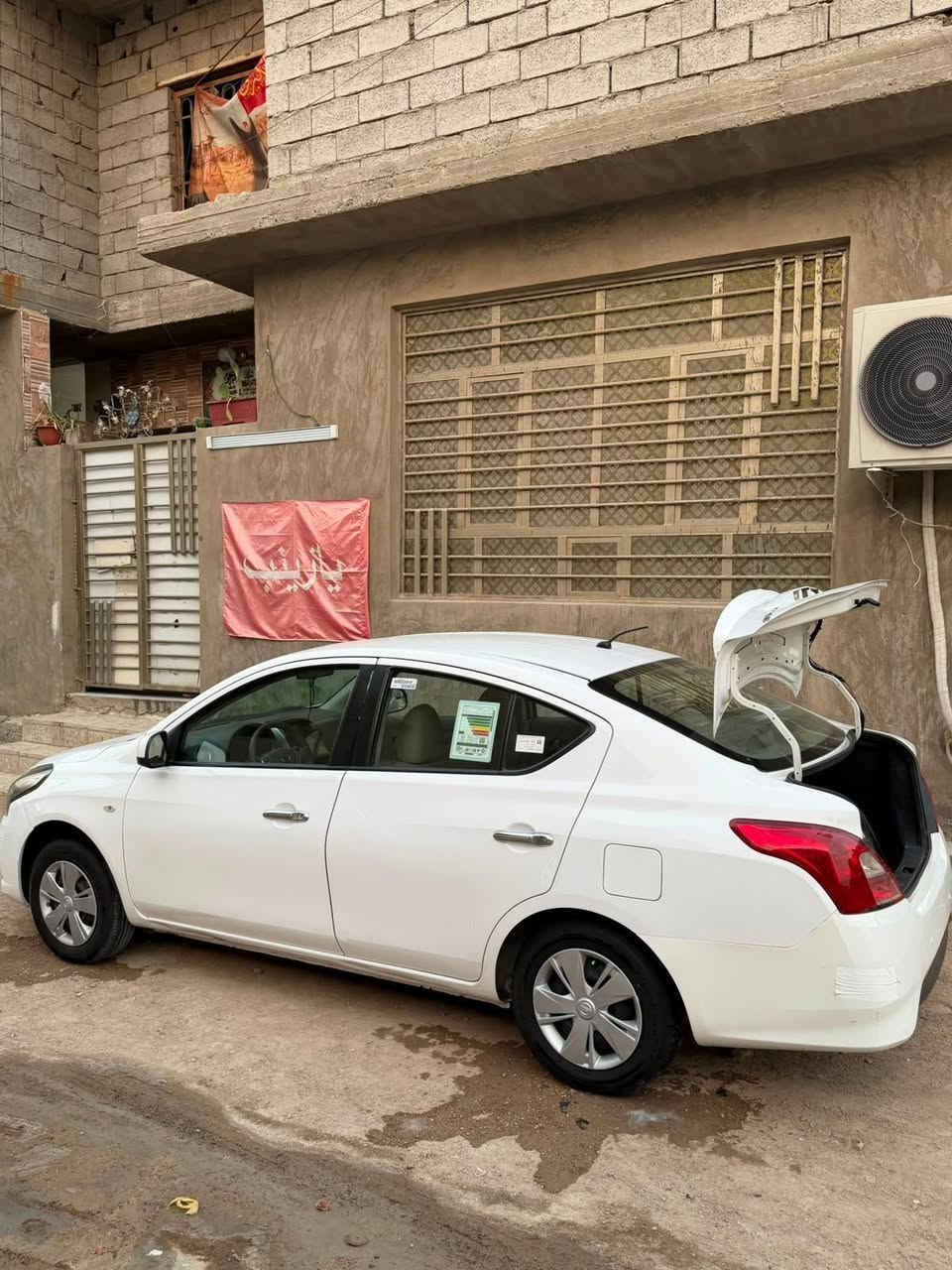سياره نيسان صني هندي بليته زرقي موديل 18 بيها بارد بالباب الخلفي مال العبري وصبغ والدوسه هم شويه بيها صبغ تبريد ش تبريتها جديد صندوق شويه بيه بارد وباقي السياره جديده خير من الله ماكينه وقير مكفولاتض مكانها بغداد الشعب ***********
