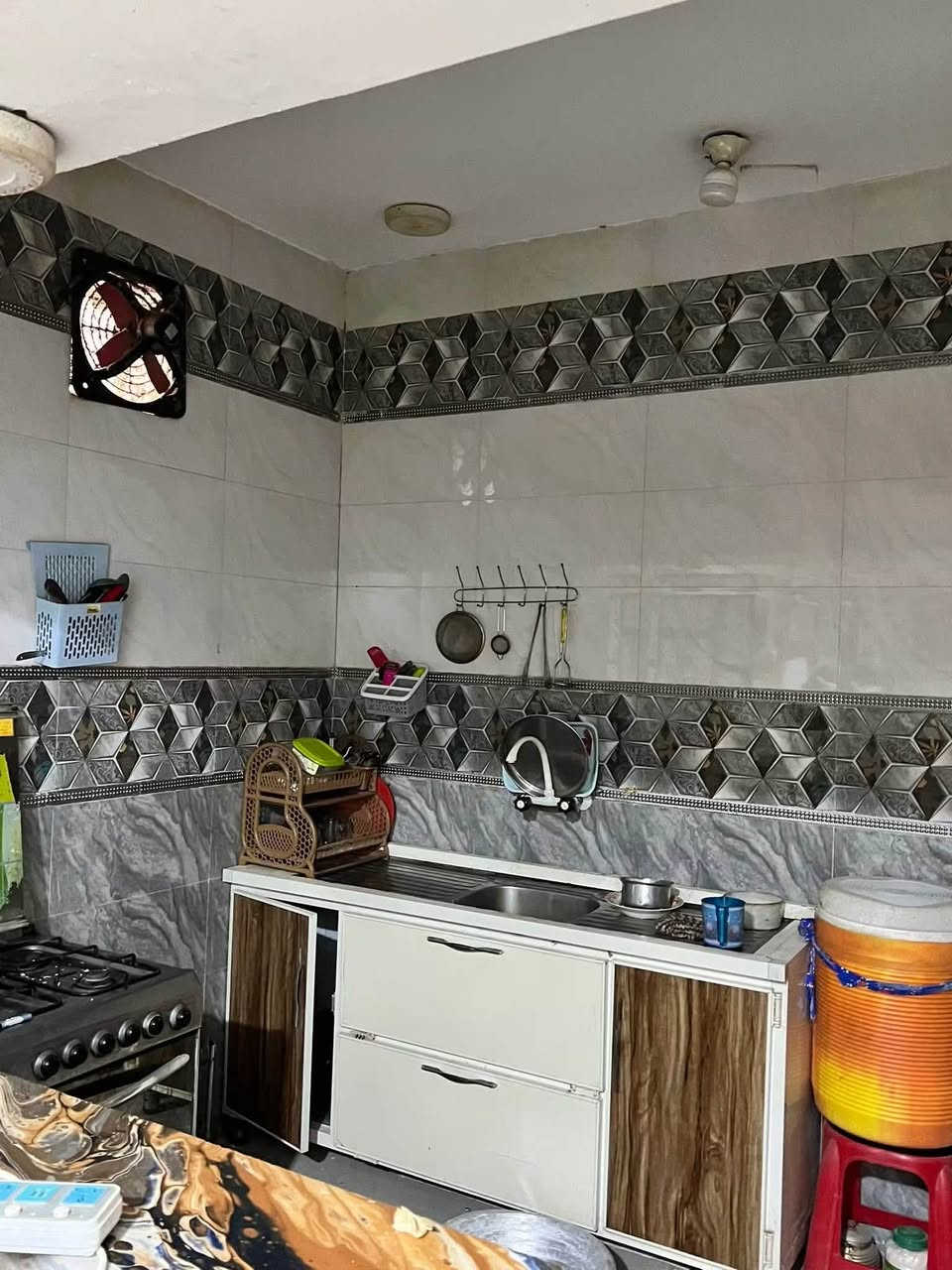 بيت للبيع في الرفاعي مساحه 300م  حي التفيج مجاور المدرسه الاهليه نور المعارف الاهليه
***********
