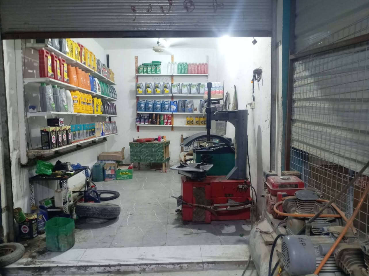 محل بنجر + دهن 
كامل كبل تفتح
تاروسه 320 لتر
خالعه +بلنص
سيت مفاتح فلاتر الاصلي
درين وهوه صغير 1
جكات 2 واحد شغال جديد وثاني بي جبنه
دهن دراجه اوله كله الله شاهد
برميل دهن ماخذ منه اقل ربع +  2 ظاغطات دهن

بلنص كامل هوه واعدته جازهز

رفوف كامله مكاني ديوانيه قضاء عفك
السعر 6 وبي مجال للشراي
ملاحضة خالعه بيه صونده فالته 

مابيع تفريد كله شلعع رجاء لموشراي لايخابرر بي مجال حك جيه فقط ***********
