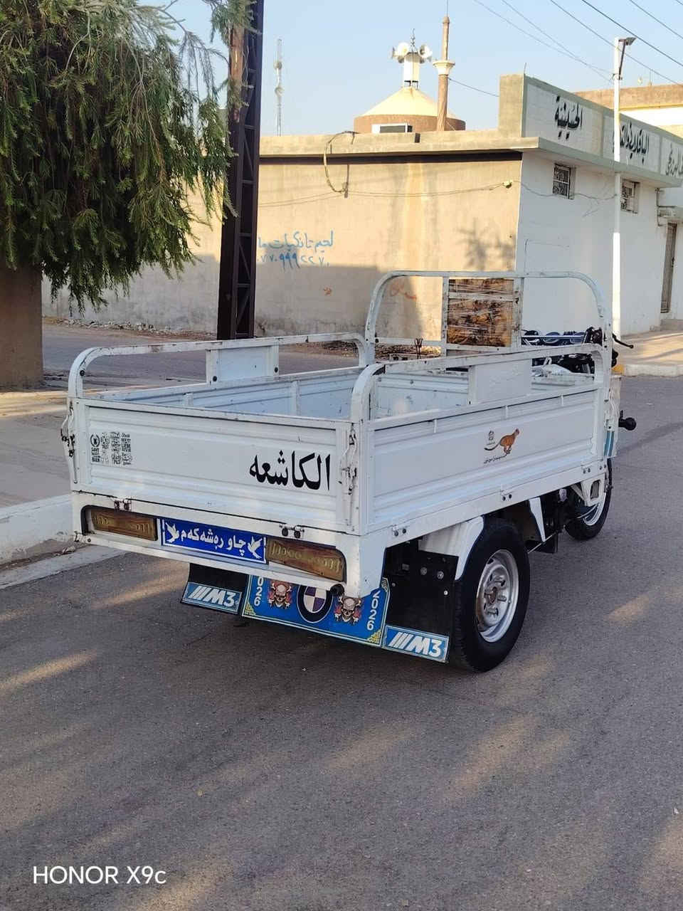 السلام عليكم للبيع موديل 2023 منفيس كامل 
وضع شركه محرك كير ما مفتوح صبغ مابيها 
نشطه حيل ما ناقصها الف دينار المكان الحويجه شراي اتصل ***********

نص مكتوب في الصور:
- HONOR X9c