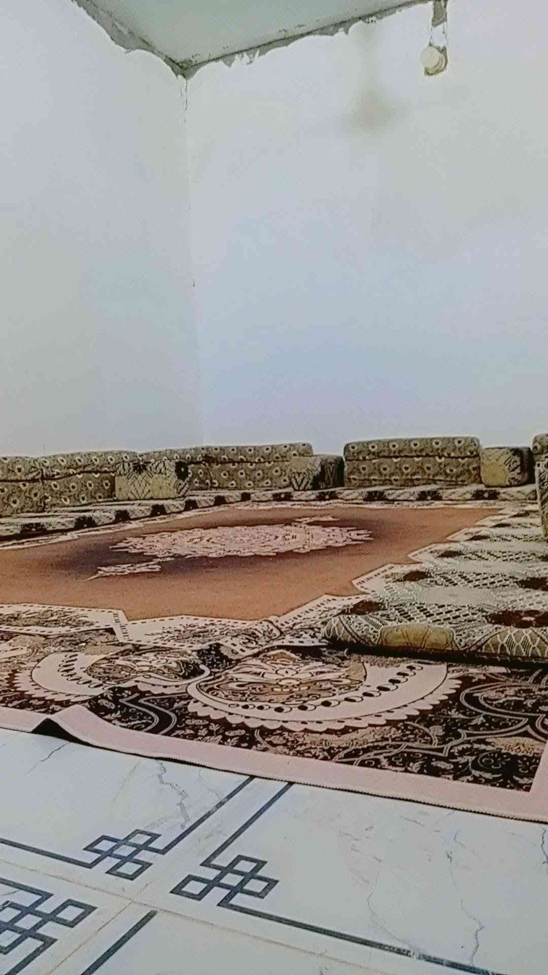 بيت للبيع في الزبير زراعي في حي الأندلس
مساحته ٢٥٠ متر البناء فقط ١٥٠ وبي فضله ١٠٠ متر يحتوي على غرفتين وديوان ومطبخ وحمام داخلي وحمام خارجي وحديقه كبيره وكراج البيت سندويش  الحمام الخارجي صب مسلح وانتنات فوق البيبان والشبابيك والأرضيه سيراميك كهرباء وماء خطين بي كشف تمليك للاستفسار الاتصال *********** مكلف بالنشر
