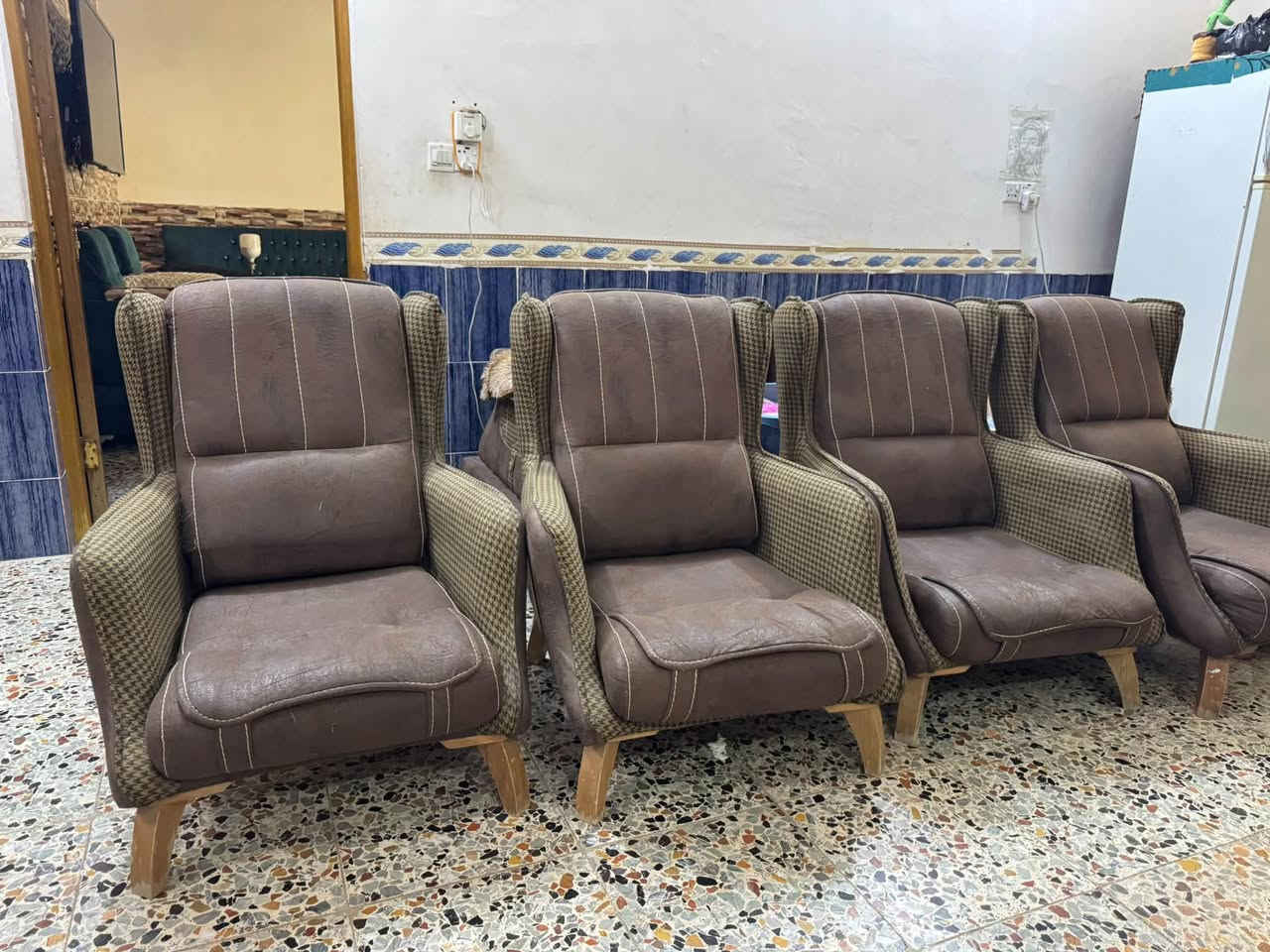 السلام عليكم
تخم للبيع تزكام 
يتكون من 2 قنفات مع 4 كراسي 
القنفات نظام السرير 
التخم نضيف 
السعر 650 وبي مجال 
***********
