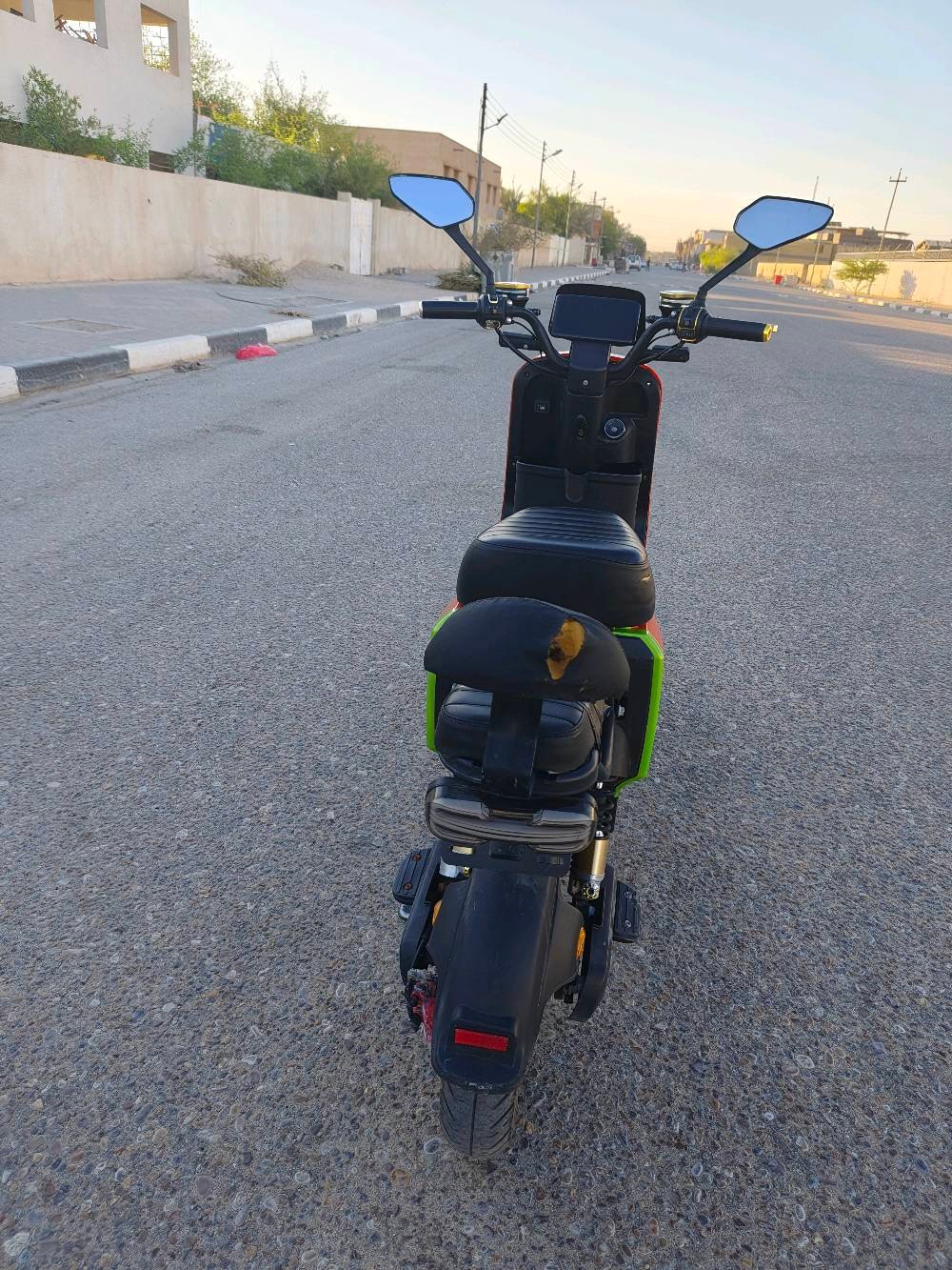 السلام عليكم دراجه R11 شحن 5بطاريات حجم البطاريه 33 الدراجه بيه نظام R بيه سويجين وبصمتين وكارت تشغيل عن بعد السعر 550وبيه مجال  القرنة الشرش رقم ***********