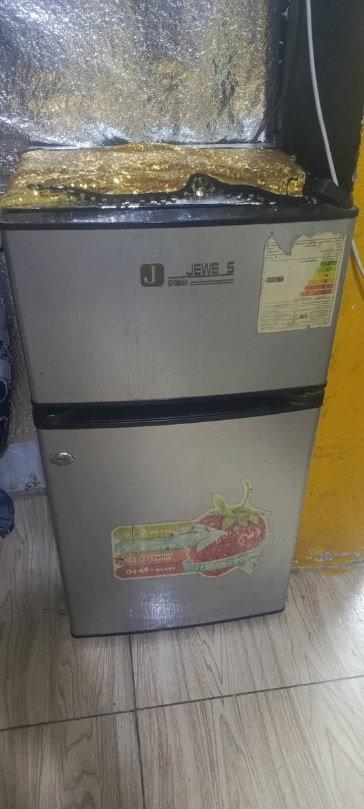 ثلاجه صغيره ب ٥٥ 
مكينه استخدام قليل جدا ب ٢٧٥
مكان بغداد تواصل عل رقم 
***********
