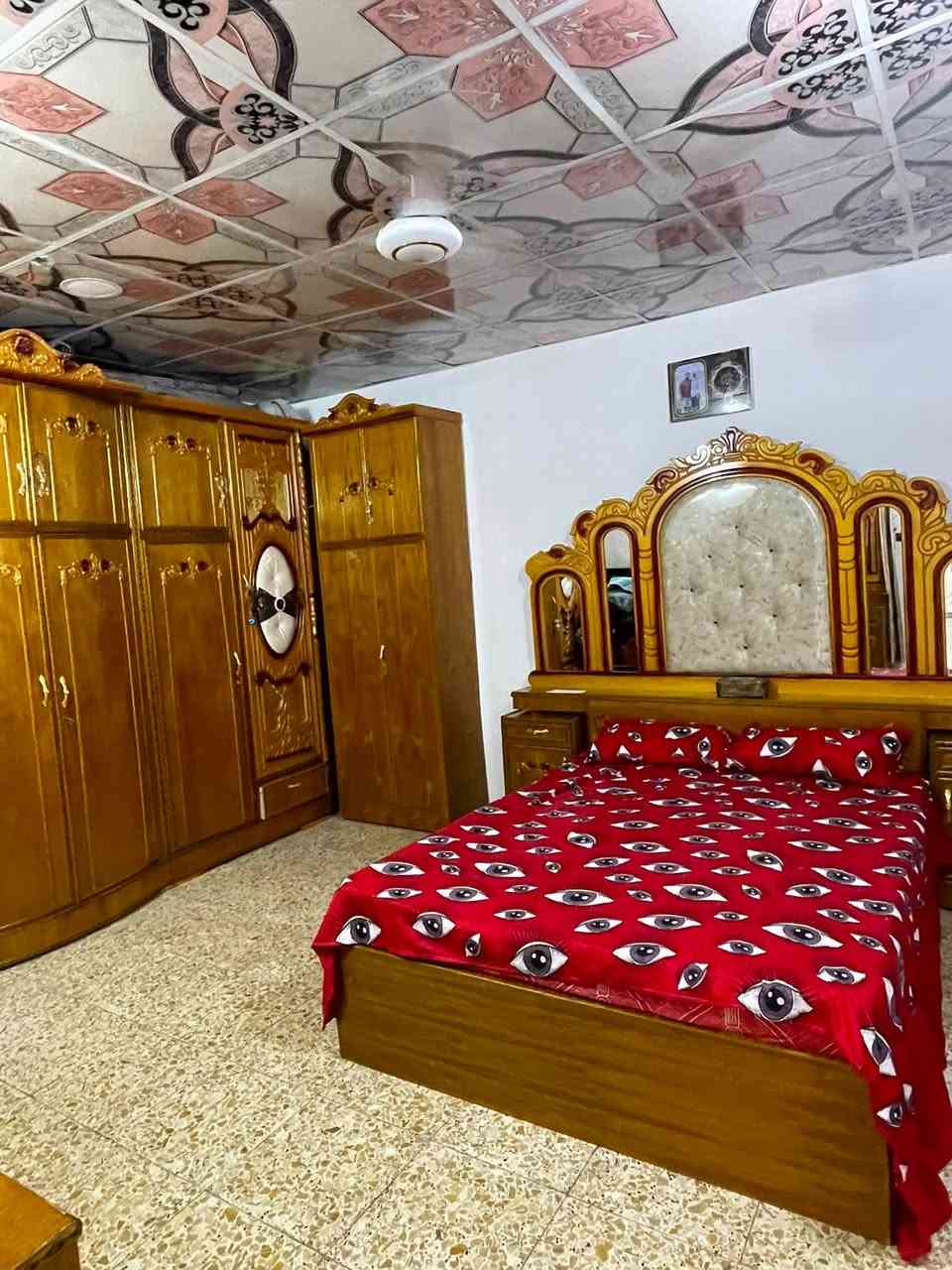 سلام عليكم. غرفه اخشاب لبيع.  سعره ٧٥٠ بيهه مجال. قليل اخت جديده صار٣اشهر ماخذه ***********
