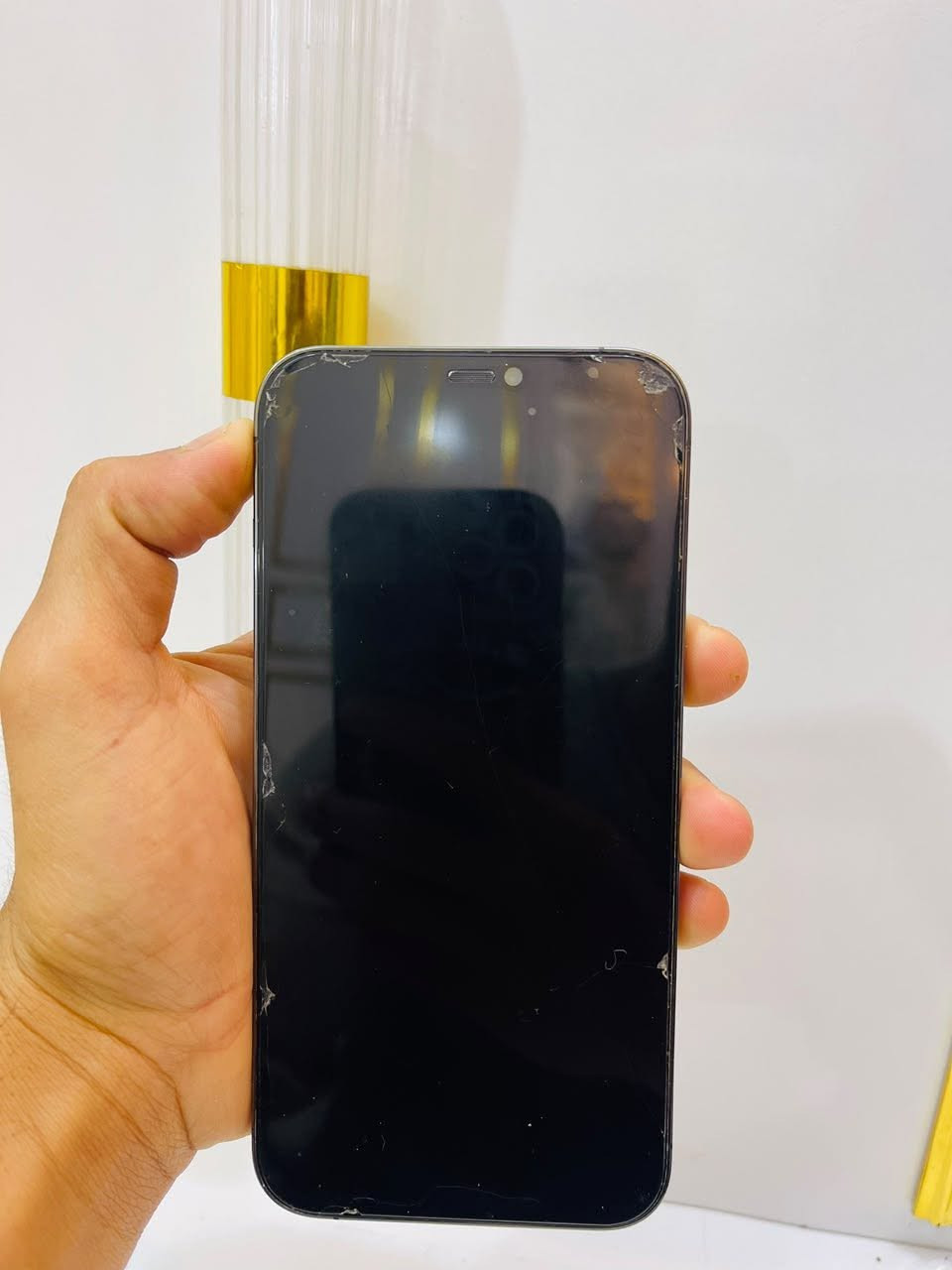 السلام عليكم أيفون 12مكفول مبدل بس ضهر السعر 400. ***********📞

نص مكتوب في الصور:
- 12:51
- حالة البطارية والشحن
- البطارية
- كما هو الحال مع البطاريات القابلة لإعادة الشحن، بطارية الهاتف قابلة للاستهلاك وتصبح أقل فاعلية مع الوقت. معرفة المزيد...
- 82%
- الحد الأقصى للقدرة
- هذا قياس لقدرة البطارية مقارنة بقدرتها عندما كانت جديدة. قد تتسبب القدرة المنخفضة بتقليل ساعات الاستخدام بين عملية الشحن والأخرى.
- أقصى قدرة للأداء
- ستساعد الأنظمة المضمنة في النظام والمكونات في تخفيف آثار الأداء التي قد تلاحظها أثناء التقدم الكيميائي في عمر بطارية iPhone.
- شحن البطارية المحسن
- للحد من استنزاف عمر البطارية، يتعلم الـ iPhone من عادات الشحن اليومية، بحيث ينتظر ولا يتجاوز %80 حتى يحين موعد حاجتك إلى استخدامه.
- الشحن بالطاقة النظيفة
- في منطقتك، سيحاول iPhone التقليل من البصمة الكربونية من خلال انتقاء وقت الشحن الذي تتوفر فيه كهرباء بانبعاثات كربونية منخفضة. يتعلم iPhone من عادات الشحن اليومية، بحيث لا يشحن بالكامل حتى يحين موعد حاجتك إلى استخدامه. معرفة المزيد...