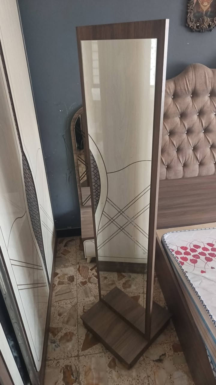 غرفة نوم تسع قطع يرادلها بس تبديل سجة سعرها ٢٠٠ قفللل ب١٩٩ مابيع  الموشراي ويحب يسولف ليراسل
 مكاني حي الجهاد ***********
