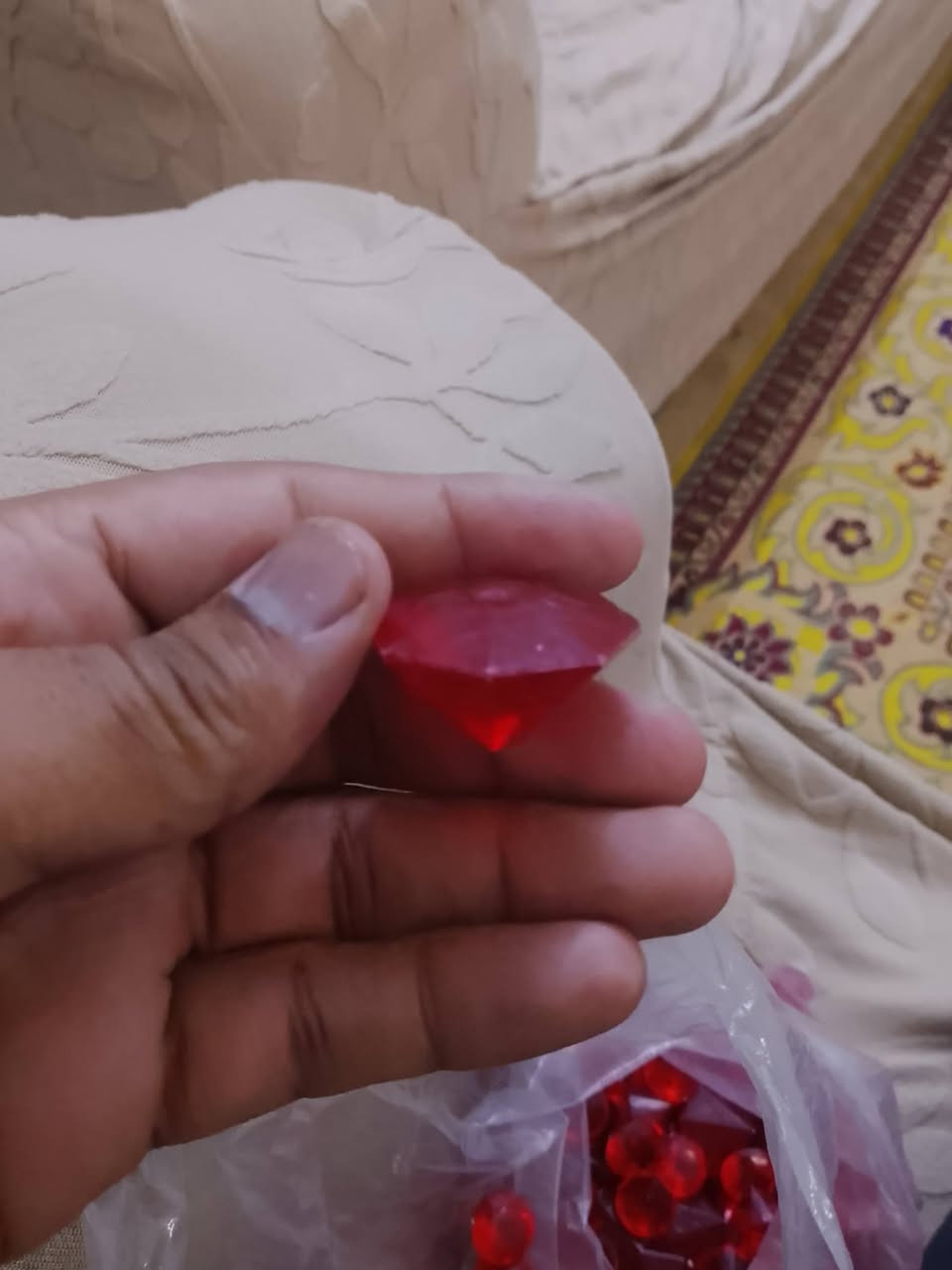 سلام عليكم ياقوت صناعة بلاستيك تقريبا 300قطعة سعر القطعة 250دينار بيع شلع كل الكمية مكاني بغداد ***********وتساب خادمكم
