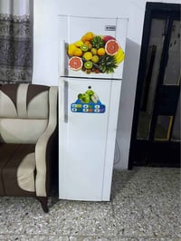ثلاجه دنكا طولها 170 شغاله وعلى فحص بلاديه سعرها 125 وبيه مجال المكان ...