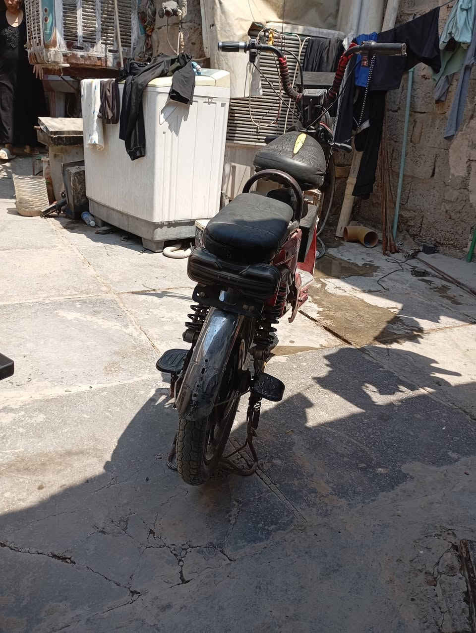 سلام عليكم  دراجة شحن حجم 20 ربعة باتري  ملف كبير مال خمسة باتري  كهربائيات كلهة شغالة  مساعدة العداد السرعة  وكشنهة مكسور  الدراجة كلهة شغالة  بطارياتهة يمشن بلشحنة الوحدة   كثر من 12كيلو  السعر 100وبيهة مجال الواصل ***********واتساب فقط
