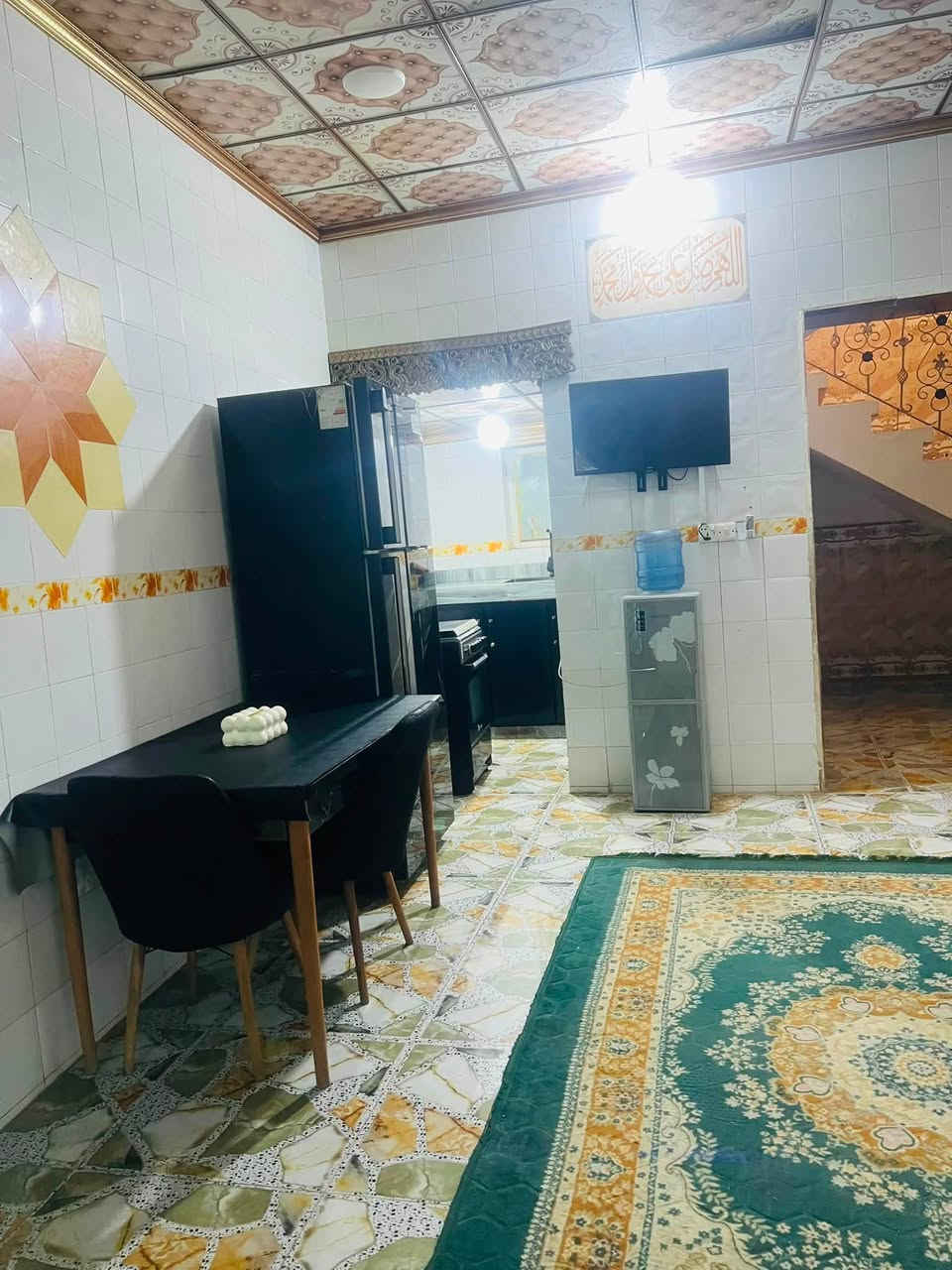 بيت في منطقة الزوية مساحة ٣٣٠متر يحتوي على غرفتين وصالة وحمام ومطبخ واستقبال وحديقة وكراج لاستفسار على رقم ***********
