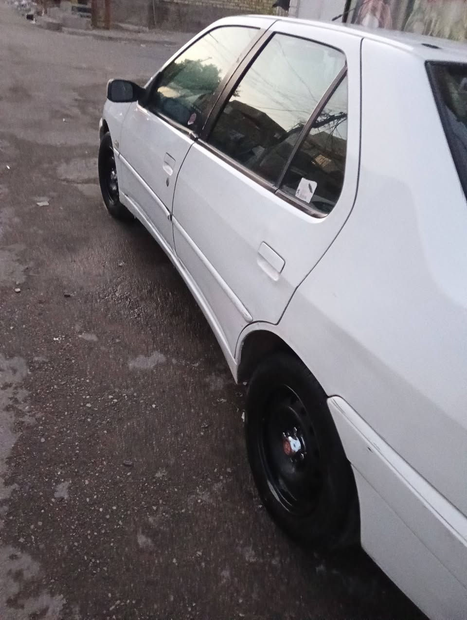 بيجو 306 اببض 2001 بغداد بأسمي 
مابيه صبغ غير شبر بل جاملغ الخلفي تبريد محرك كير خير من الله رايده 40$  وبيه مجال عنواني بغداد حي البنوك تليفون ***********
