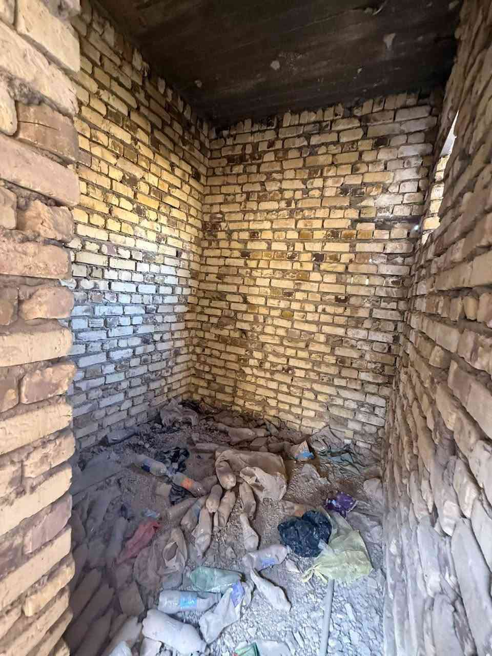 الهيكل معروض للبيع مساحته ١٠٠ م الواجهه ٧م و١٧سم والنزال ١٤م بالقرب منه عمود الكهرباء ومسحوبله ماء عنوانه حله منطقة ابو خستاوي يقع مابين شارع الغسل وشارع سيد علي شارعه ٦م اليرغب بالشراء الإتصال على هذا الرقم ***********
