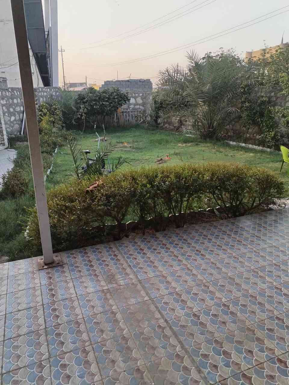 بيت طابقين مساحتة ٦٦٨ طابو صرف سند .بينما واقع الحال أكثر من هاي المساحة ..واقع عل شارع تجاري حمزة .قاسم..يتكون من ثلاث غرف واستقبال ومطبخ حار وبارد .ومجاميع صحية .وايضا محل مغلق ..الاتصال *********** 
.
