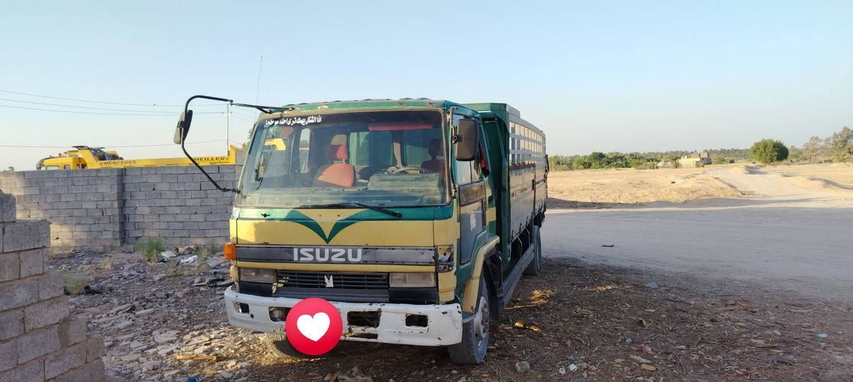 سلام عليكم عزوزه للبيع موديل 91 امتار 19 ونص ماكينه 16 قبق اسود الاستفسار على رقم الهاتف.             ***********.          مكان السياره ابو صخير المناره النجف الاشرف

