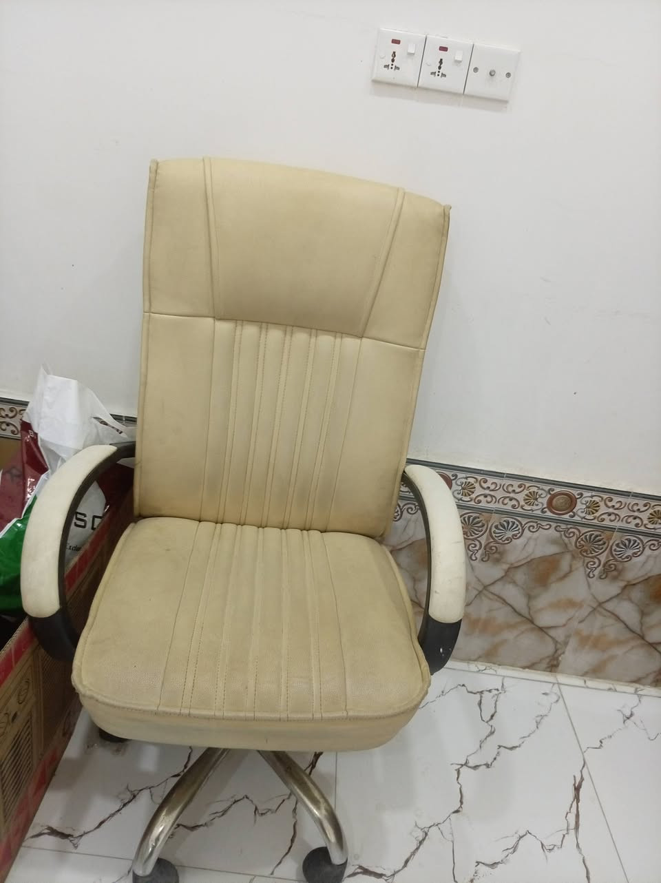 ميز مكتب جديد كراسي جدد السعر ب١٢٥ الواحد وبي مجال للتواصل ***********

