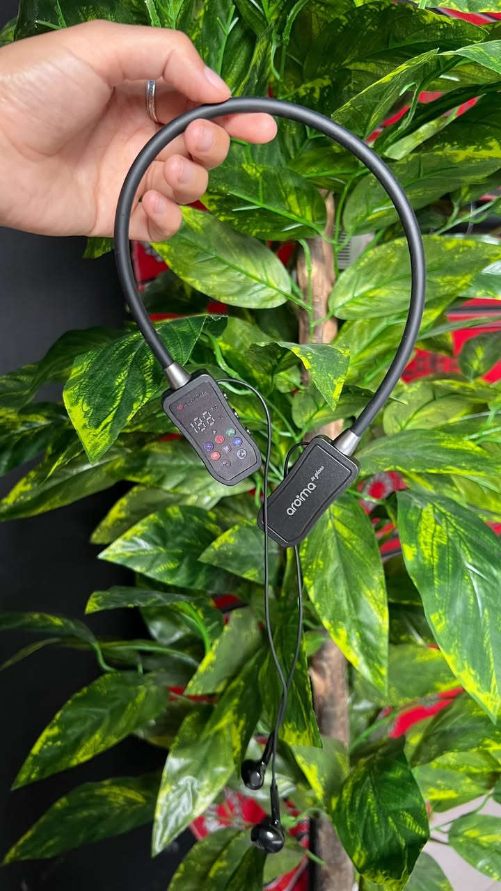 سماعة رقبة لاسلكية Aroima M34 بشاشة LCD – بلوتوث 5.4 مع TF وتغيير صوت

• سماعة رقبة لاسلكية عملية بتصميم مريح مع شاشة LCD عالية الوضوح، مناسبة للاستماع والمكالمات والاستخدام اليومي بميزات متعددة ضمن جهاز واحد.

• تدعم Bluetooth V5.4 لاتصال لاسلكي واضح وسريع.

• مزوّدة بـ شاشة LCD لعرض معلومات التشغيل ونسبة البطارية بشكل ظاهر على الواجهة.

• تدعم تشغيل الموسيقى والمكالمات مع مدة استخدام تصل إلى 20 ساعة للموسيقى و20 ساعة للمكالمات.

• تحتوي على منفذ/دعم TF Card لتشغيل الملفات الصوتية.

• تدعم أوضاع واستخدامات متعددة مثل: Gaming / Live Streaming / EQ / Voice Changer / Ear Monitor / AI.

• تصميم Neckband عملي مع سماعات سلكية متصلة، وأزرار تحكم جانبية للتشغيل ورفع/خفض الصوت والتنقل بين الوظائف.

• العلامة: Aroima
• الموديل: M34
• نوع المنتج: Wireless Neckband / Stereo Earphone
• إصدار البلوتوث: 5.4
• الشاشة: LCD High-Definition Display
• الخامة: ABS
• مدة تشغيل الموسيقى: 20 ساعة
• مدة المكالمات: 20 ساعة
• سعة البطارية المكتوبة: 200
• مدى الاتصال: 10 متر
• جهد الشحن: 5V
• استجابة التردد: 20Hz – 20KHz
• مقاومة السماعة: 32Ω
• حساسية المكالمة: 42dB ± 3dB
• نوع المغناطيس: NdFeB N40
السعر /10الف
للطلب او استفسار عبر خاص او انستا Turab_Store او رقم ‎***********
توجد خدمة توصيل لجميع المحافظات 5,000
