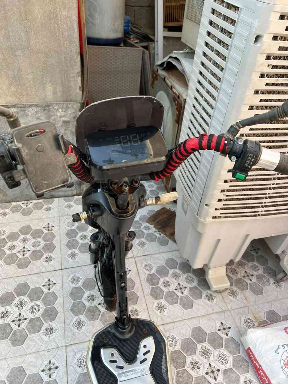 سلام عليكم
دراجه للبيع جاهزه بس بطاريت تعبانه 
 سعر ال 100
متواجد بل فيس

***********
