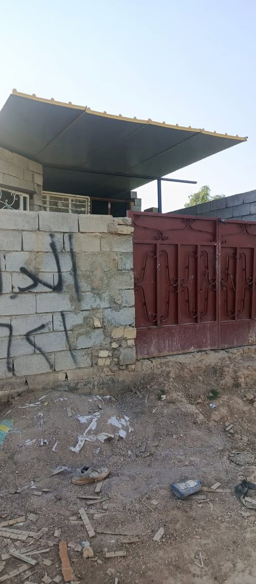 السلام عليكم بيت للبيع نزلت شارع البغدادي يبعد عن الشارع  400 متر المساحه 165 متر سعره بلاش مناسب جدا للاستفسار مراجعه مكتب عامر للعقار نزلت حسينيه أو التصال على الرقام التاليه ***********او ***********
