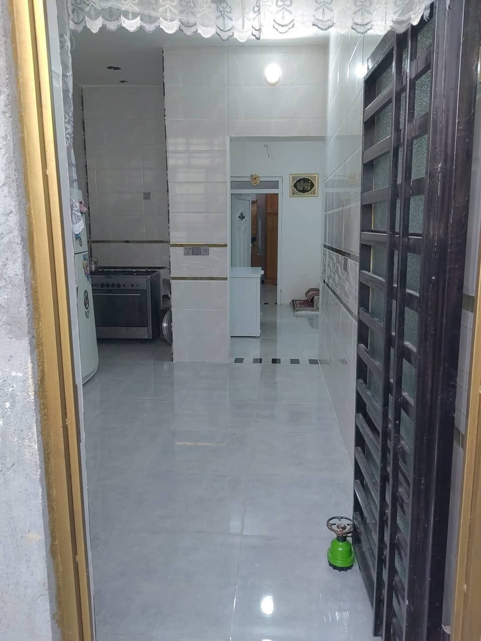 السلام عليكم بيت مساحه ١٠٠ متر للبيع 6.75*14.70 بناء جديد قبل ٦ اشهر كمل خدمات كامله مي ومجاري وكهرباء موقع البيت مثلث الحر البوري الاسود قرب حسينية شهداء الحشد الشعبي وتنزل قرب اسواق علاوي الطائي البيت صب كونكريت رباط ٤٠*٥٠ ماي ومجاري وتأسيس درجه اولى ارضيه بورسلين ٦٠*٦٠ مطبخ سيراميك حمام الواح كامل وبي تفاصيل هواي الي يحب يستفسر مو مشكله سعر البيت ب ٥٢ وبي مجال وهذا رقمي ***********

