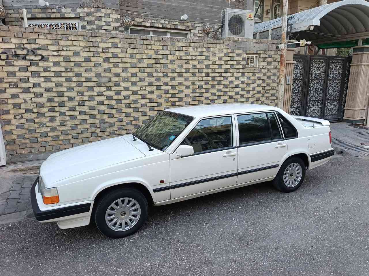 السلام عليكم للبيع فولفو حجم 940 موديل ٩٢ رقم نجف بسمي سنوية مجددة لغاية ٢٠٣١ مكينة كير حدادية تبريد غرفة كلا جديد مكينة توربو  كفالة من الظربة والكص والخياس مكاني النجف الاشرف ***********/***********
