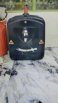شباب خوذة وصندوك ومسجل عالي يطرش هنة نضيفات كلش جيب وشدهن على الدراجة ...