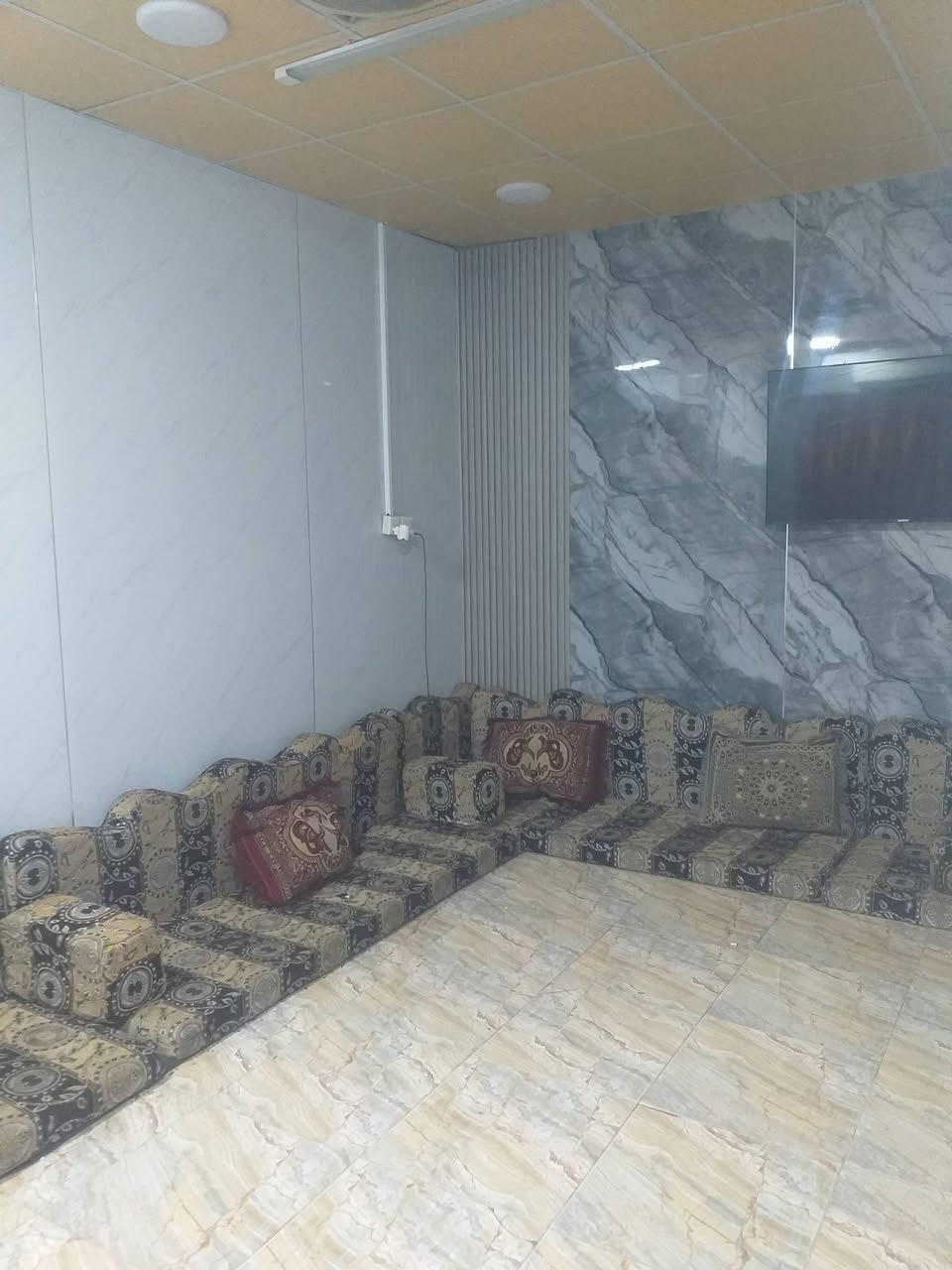 ياالله بيت للبيع طابو زراعي ومرقم ومشمول بالتطويب المساحه ١٤٠م والواجهه١٠م مسلح المنطقه كافه الخدمات تبليط ومجاري العنوان خلف بنزين خانه الشموس حي الامين الاول وموقع مميز ركن على شارعين والسعر مناسب للشراي بيع نقد فقط الاتصال على ***********
