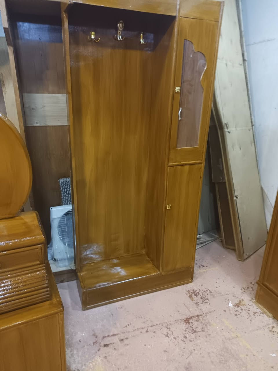 غرفه ام خمسه نجاره كامله الحله ابو غرق حي حسين وتساب أو تصال السعر  السعر اربعميه وخمسين ألف وبيه مجال ***********
