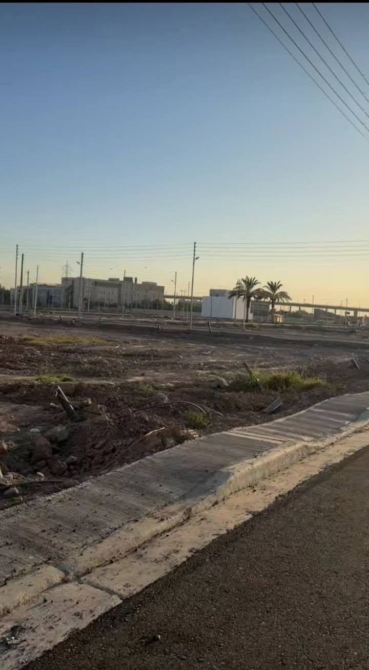 عرض حصري 🔥🔥🔥⬇️⬇️⬇️

🏗️ ارض ١٠٠متر للبيع مجمع مجلس القضاء الأعلى في الكاظمية  أرقى وأأمن المجمعات السكنية في بغداد (مجمع مجلس القضاء الأعلى).
📍 الموقع والخاصية:
• المساحة: ١٠٠ متر مربع.
• السند والقانونية: طابو صرف (جاهز للتنازل والتحويل المباشر).
• الموقع الدقيق: الكاظمية – مجمع مجلس القضاء الأعلى (قرب البوابة / خلف كلية مدينة العلم) تبعد عن الامام الكاظم عليه السلام خمسة دقائق .
• التميز المكاني: بداية المنطقة بنزله الجسر  (موقع ممتاز ومرغوب جداً حركةً وقيمةً استثمارية).
🛡️ الأمان والخصوصية (مجمع مغلق ومؤمن بالكامل):
• سياج أمني حصين يحيط بالكامل بالمجمع.
• بوابات أمنية إلكترونية تدير حركة الدخول والخروج.
• منظومة كاميرات مراقبة حديثة تعمل على مدار 24 ساعة.
🛠️ الخدمات والبنية التحتية (جاهزة ومتكاملة 100%):
• 💧 ماء صافي واصل للقطعة.
• ⚡ شبكة كهرباء متكاملة ومستقرة.
• 🛣️ شوارع مبلطة بالكامل مع أرصفة جانبية حديثة.
• 🚯 شبكة مجاري وبنية تحتية جاهزة للربط والبناء فوراً.
• 🌐 شبكة إنترنت كيبل ضوئي .
• 🌳 تشجير وحدائق تمنح المجمع بيئة صحية وجمالية راقية.
للاستفسار الاتصال على الرقم التالي أو واتساب: ***********
#عقارات
