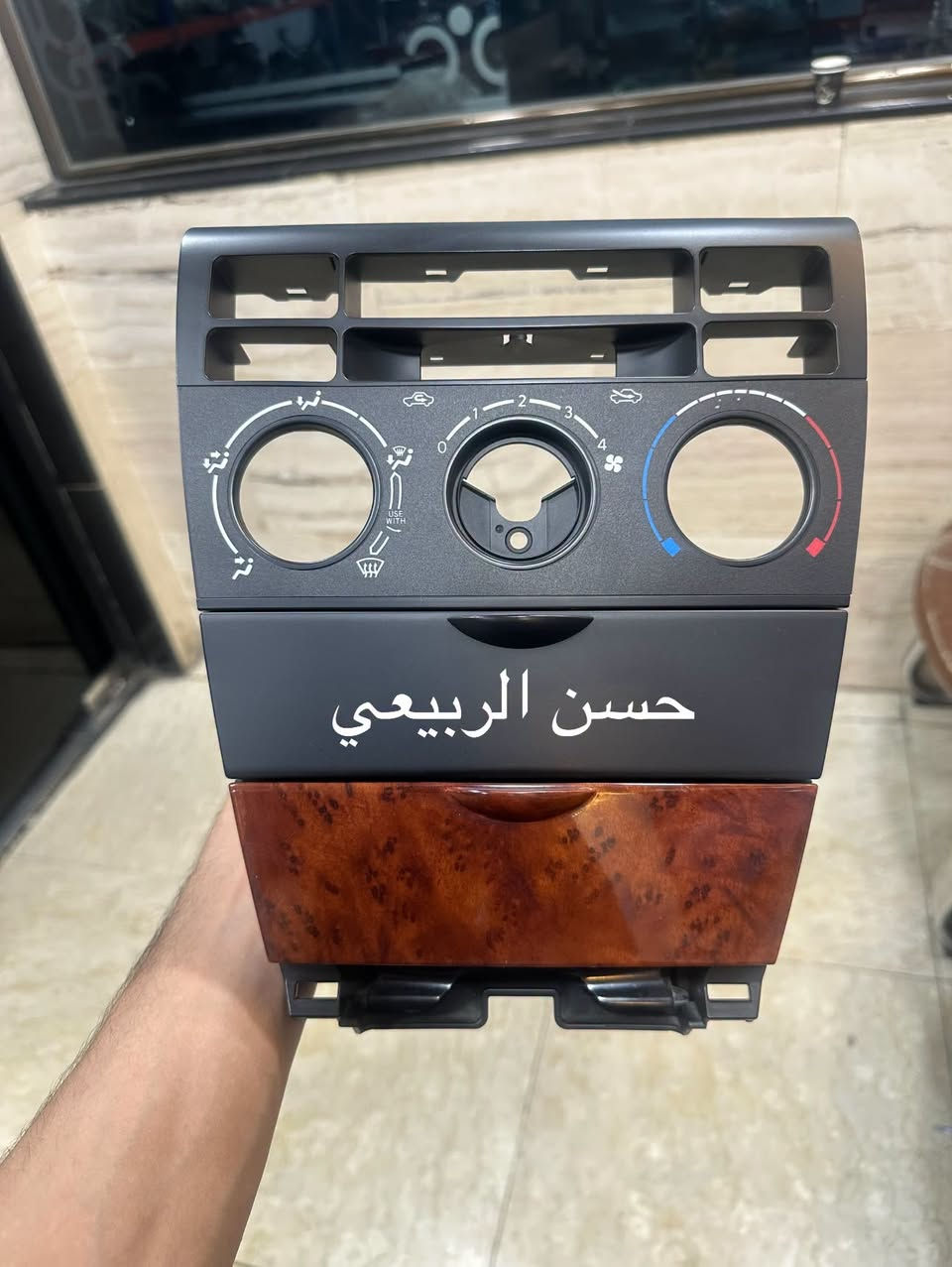 نواعم
كامري -كورلا - افلون 
العنوان : بغداد _ الطالبيه مجاور مطعم الصادق(توصيل داخل  وخارج بغداد ) هاتف ***********-***********

نص مكتوب في الصور:
- حسن الربيعي
- حسين الربيعي