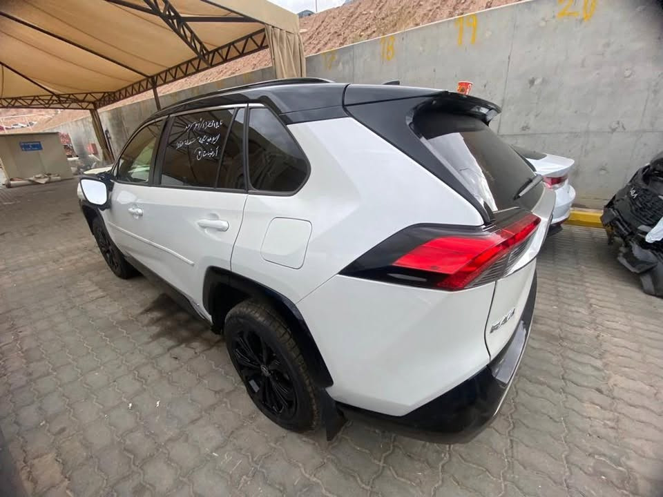 للبيع تيوتا راف فور هايبرد XSE
 موديل 2022
محرك  2500 (هايبرد )

وارد امريكي حادثها دعامية امامية  
صور الحادث موجودة  
 ماشية 80  الف كيلومتر 

مواصفات: -فئة XSE فول 1/1
تو كولر 
سلايت
صندوك كهرباء
كشن السائق كهرباء
كشنات جلد
تدفئه بلكشنات 
تدفئه بلستيرن
خزن ميموري 
شاشه كبيره
كامره دواره
شاحن تايب سي
اوتو ستوب
اوتو هولد
لايت زنون
قطعتين تبريد
رادار امامي جانبي خلفي
فور ويل 
تحديد مسار
مانع تصادم
كروس سرعه
ثلاث انظمه قياده ايكو نورمل سبورت
رقم بغداد دولي 

***********
