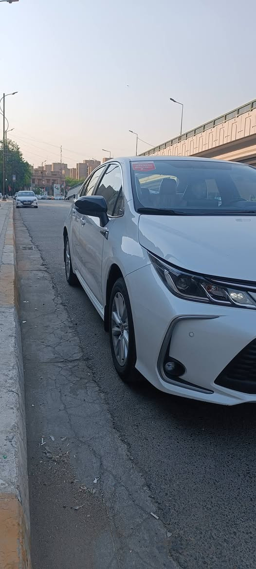 السلام عليكم
كورولا موديل 25 شركه ساس وبعدها بالضمان

سيارة جديدة بمعنى الكلمة 

محرك 1800 

ماشية18الف حقيقي 

شحن ذاتي 

بصمه + دخول ذكي 

سلايت 
سياقه اليه 
تبريد قطعتين 

شاشه ابل كار بلي و اندرويد + كامره خلفيه 

مانع نزلاق + مود درايف +  ايكو مود 

كيجات شاشه دجتل 

حساس لايت كامل اوتو عالي ناصي اوتو + حساس ظغط اطار 

تحكم سترين كامل فول 

لايت زينون + لد نهاري + اشاره لد 

اشاير مري  

وبعد بيها هواي مواصفات 

 مكاني السيارة بغداد

للاستفسار***********
