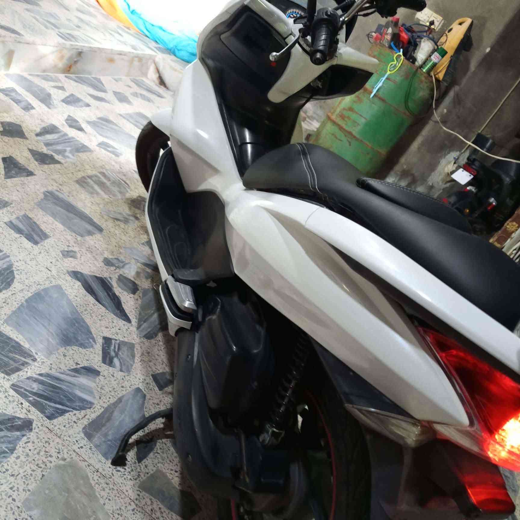 السلام عليكم
درجه للبيع او مراوس حسب القناعه 
Pcx موديل 2018 
لون أبيض صدفي 
الدراجه كفاله عامه  من محرك من كفرات من كلشي 
ماعدى الدبل الامامي بي صوت من اتطس طسه 
والصالنصه مزروفه من جوه 
سعره 1450
للاستفسار الاتصال ***********
مكانه ديالى بعقوبه بهرز
