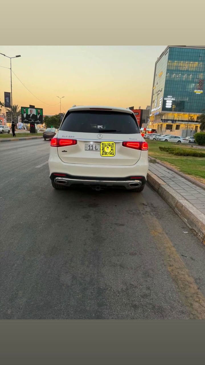 السلام عليكم.. للبيع سيارة مرسيدس GLS 580 (المحرك الجبار 8 سلندر)، السيارة قمة بالنظافة، وجاهزة للاستخدام وباسمي تحويل ثاني يوم بمرور بغداد.
 الموديل: 2020
 المحرك: 8 سلندر توين توربو (V8 BiTurbo) سعة 4.0 لتر - قوة وعزم جبار مع تقنية EQ Boost الهجينة.
 الممشى: 62 ألف ميل فقط.
 نظام الدفع: دفع رباعي مستمر (4MATIC).
 الرقم واللوحات: رقم بغداد والسيارة باسمي.
✨ أبرز المواصفات:
 سقف فتحة (سلايد روف).
 3 قطع كراسي (7 مقاعد) جلد طبيعي فاخر تحكم كهربائي كامل.
 كراسي أمامية (تدفئة، تبريد، ومساج بوضعيات متعددة).
 نظام تكييف متطور وعزل حراري تام لكل راكب.
 شاشات Mercedes MBUX الكبيرة تعمل باللمس ونظام صوتي فاخر (Burmester).
 كاميرات 360 درجة (رؤية محيطية كاملة للمساعدة على الركن).
 رادارات متكاملة (تحديد مسار، مانع تصادم، مثبت سرعة تفاعلي).
 نظام تعليق هيدروليك (AIRMATIC) لراحة تامة على الطرقات والمطبات.
 أبواب شفط (Soft-close).
 إضاءة داخلية محيطية Ambient Lighting بـ 64 لوناً.
⚠️ حالة البدي والضرر ():
 السيارة بيها 3 قطع صبغ (جاملغ مبدل ومصبوغ + باب مصبوغ + بنيد مصبوغ).
 ملاحظة  السيارة بدون إيرباغ (ما طاك)، وبدون شاصي ولغد، الدواخل والأساسات كلها سليمة وجاهزة وكالة.
📍 مكان السيارة: بغداد..
📞 للتواصل والاستفسار 
رقم الهاتف: ***********
متواجد واتساب. بغداد, العراق
