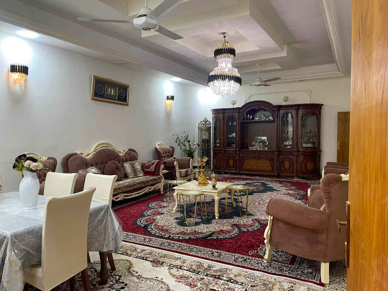 للبيع – فرصة استثمارية وسكنية مميزة

الموقع: منطقة البو شامان مقابل مدرسة غزة

المساحة الكلية: 500 متر مربع

يتكون العقار من بيت رئيسي مع مشتمل مستقل، والبيت مجدد بالكامل من الداخل مع أعمال صيانة وتحديث حديثة، ويصلح للسكن أو للاستثمار من خلال تأجير الشقق والمشتمل.

البيت الرئيسي: • كراج كبير مع حديقة

• مطبخ 5×4

• هول 6×5

• غرفة ضيوف (خطار) 5×8

• موزع 4×6

• غرفة نوم مع سويت داخلي 4×5

الطابق الثاني: عبارة عن شقتين مستقلتين

الشقة الأولى: • موزع 4×5

• 3 غرف (4×5 لكل غرفة)

• مطبخ 3×3

• حمام + توليت

الشقة الثانية: • مدخل مع مطبخ 3×3

• حمام + توليت

• هول 4×5

• غرفة نوم 4×5

المشتمل الأرضي: • كراج كبير مع صحيات

• مطبخ 5×4

• هول 4×5

• غرفة مع سويت 5×4

• غرفة صغيرة تستخدم مخزن

للاستفسار:

علق برقم (1) يوصلك السعر والتفاصيل على الخاص مباشرة

أو اتصل:***********
