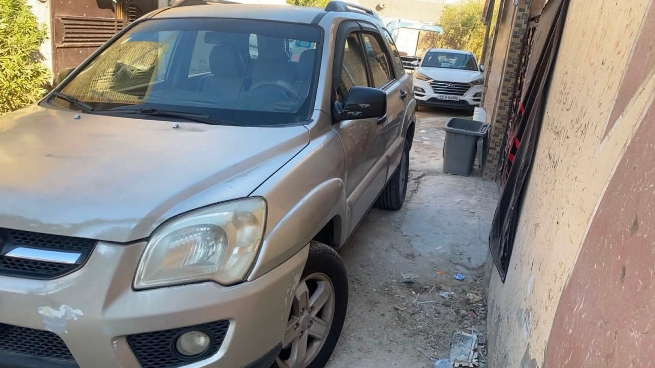 السلام عليكم
سبورتج موديل 2009 اصفر ذهبي خليجي بيها جراد 
مكينه 4 سلندر صبغ بنيد رقم السياره بابل مشروع وطني 
مكان السياره بغداد القاهره 
رقم الهاتف ***********
السعر 110$ وبيها مجال
