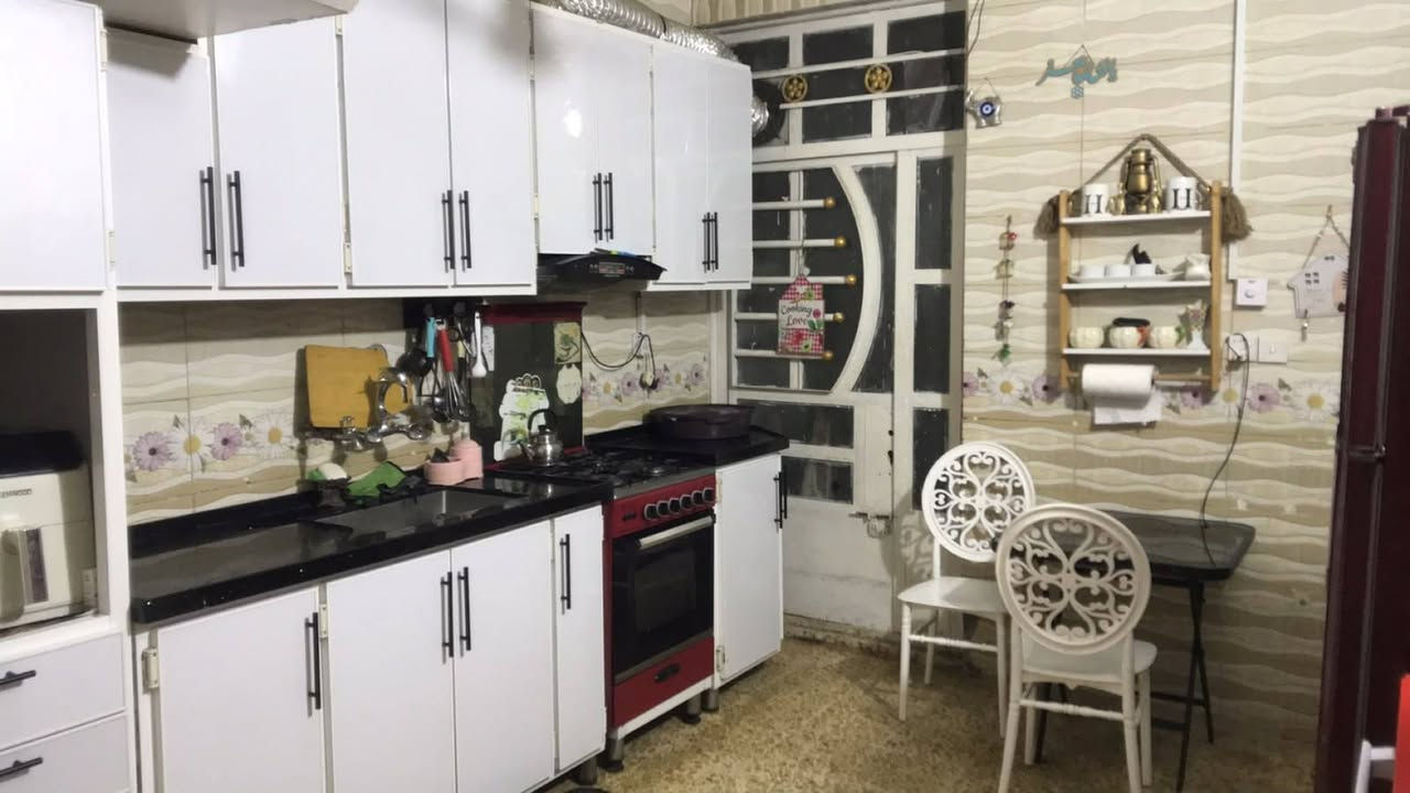 السلام عليكم دار للبيع طابق و نص مساحته ٥٦ متر بناء واقع حال ٨٠ متر واجهه ٤ نزال ٢٠ البيت كله بناء طابوق جمهوري مدخل واحد يحتوي علئ كراج طرمة صحيات خارجية استقبال و مطبخ مفتوح و منور (ترك) و صحيات داخلية و فوك غرفة نوم  و بلكونه علشارع و بيتونه و سطح كله (شتايكر) المنطقة متوفر بيها كافة الخدمات كهرباء وطنية 3خطوط و خط سحب و ماء و مجاري وتبليط و انترنت وطني ومع البيت منظومة كامرات و كاونتر المنيوم تركي تفصال العنوان السريدات الاولئ(القديمة) مربع الثاني شارع ١٥ مجاور فرع سيد حميد البيت علشارع مو داخل فرع السعر ٨٠ قابل للتفاوض علمآ اني صاحب البيت اي استفسار آخر رقمي👈(***********) أبو رقية
