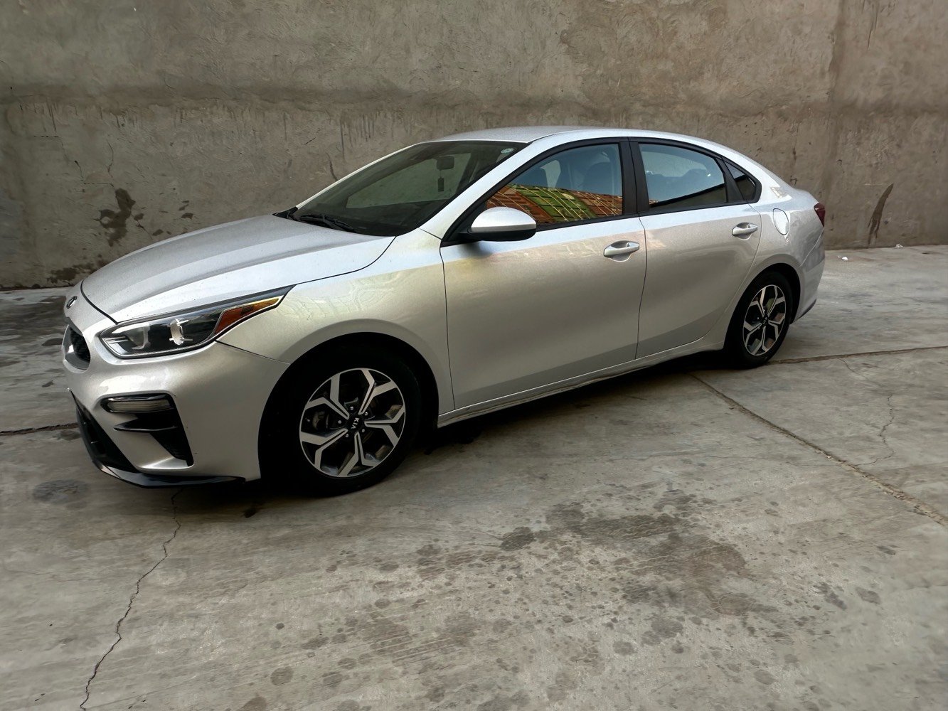 سلام. عليكم.   كيا فورتي. موديل.  2021  وارد. امريكي.  صور حادت. موجوده. مع. صور.  لون.  سلفر.  رقم. اربيل.  باسمي.    ماشيه. 78ميل.   ايرباك. ستيرن. وراجع. سستم.  كامل. باقي. مواصات. اعتيادي  
رقم تلفون ***********